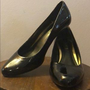 Ralph Lauren 2” pumps